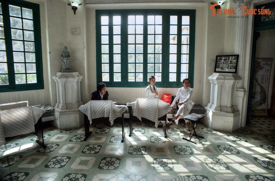 Bước qua cánh cổng này là gian phòng ngập tràn ánh sáng từ những khung cửa sổ lớn.