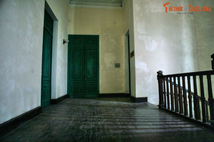 Về mặt công năng, khu vực chính của tòa biệt thự cổ kính được dùng làm thư viện của trường. Ngoài ra, một số căn phòng được sử dụng cho các mục đích khác nhau.