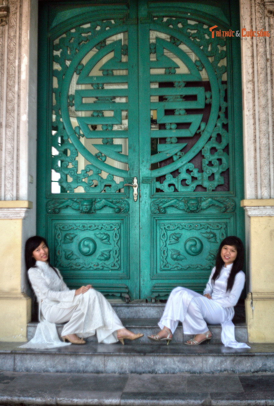 Cánh cửa chính của tòa nhà làm bằng gỗ, được chạm khắc theo phong cách phương Đông, có hoa văn chữ "Thọ" ở chính giữa.