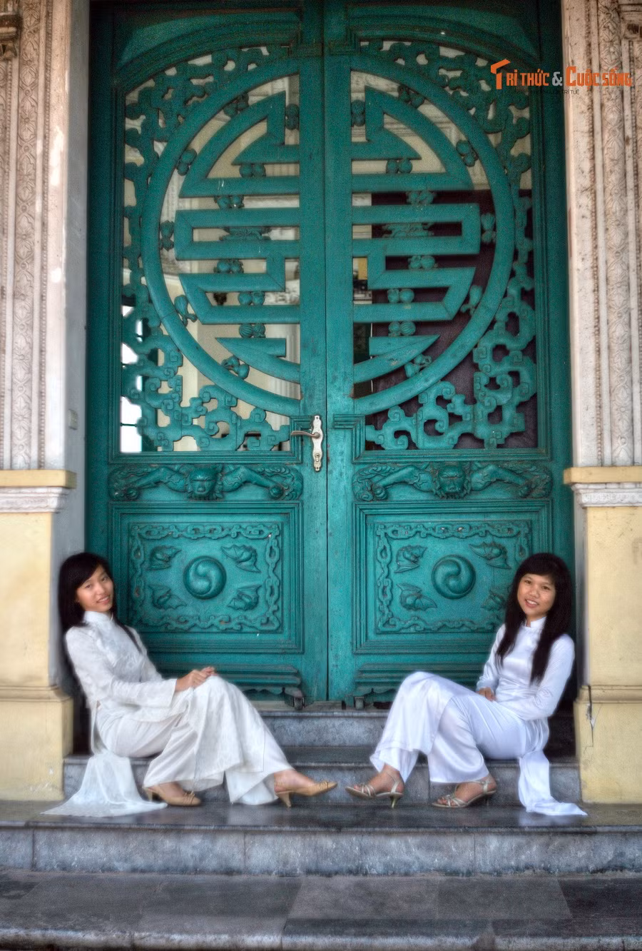 Cánh cửa chính của tòa nhà làm bằng gỗ, được chạm khắc theo phong cách phương Đông, có hoa văn chữ "Thọ" ở chính giữa.