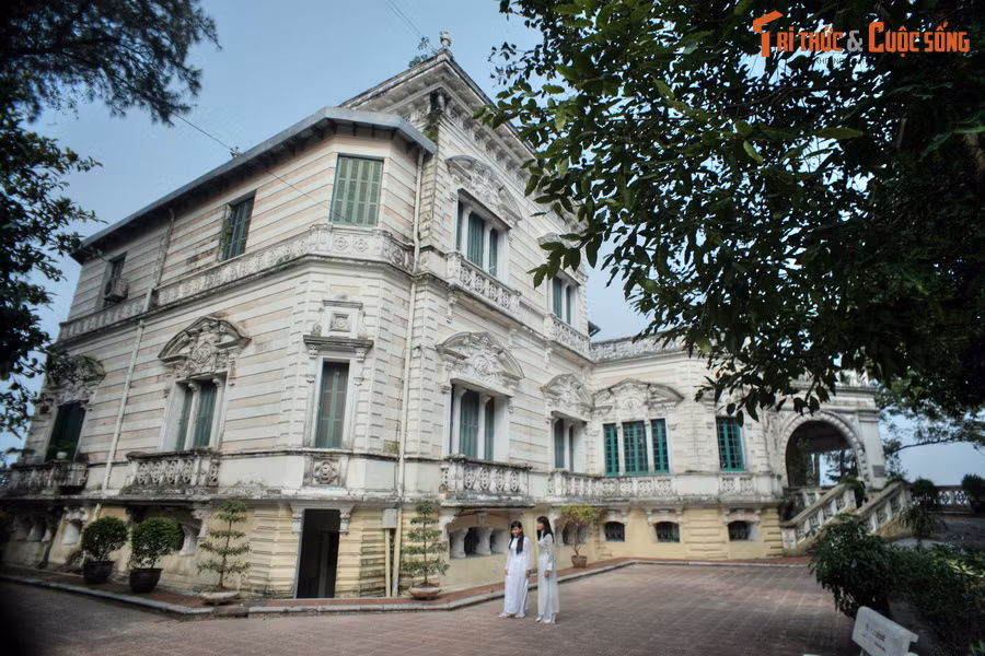 Sau khi trường Trung học bảo hộ được thành lập vào năm 1908, căn biệt thự được dùng làm nơi ở của hiệu trưởng người Pháp. Sau năm 1954, có thời gian tòa nhà được dùng làm nhà nghỉ của Công đoàn Sở Giáo dục Hà Nội.