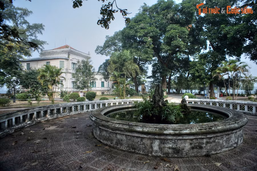 Trường Trung học Quốc gia Chu Văn An có tiền thân là trường Trung học bảo hộ, là một trong những ngôi trường cổ kính và có kiến trúc đẹp nhất Việt Nam. Trong khuôn viên trường có một tòa biệt thự được đánh giá là hoa mỹ bậc nhất Hà Nội thời thuộc địa.