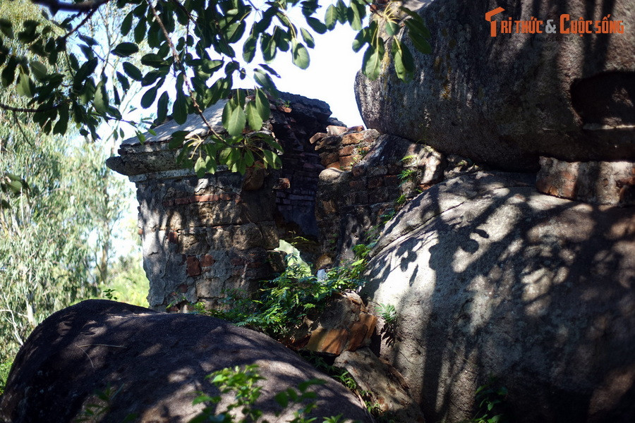 Thạch Sơn tự được xây dựng với quy mô bề thế, kiến trúc hài hòa, tọa lạc trên ngọn núi đá hướng ra biển khơi. Chùa được vua phong sắc tứ, nhanh chóng được biết đến như một đại thắng cảnh, du khách thập phương đến tham quan chiêm bái.