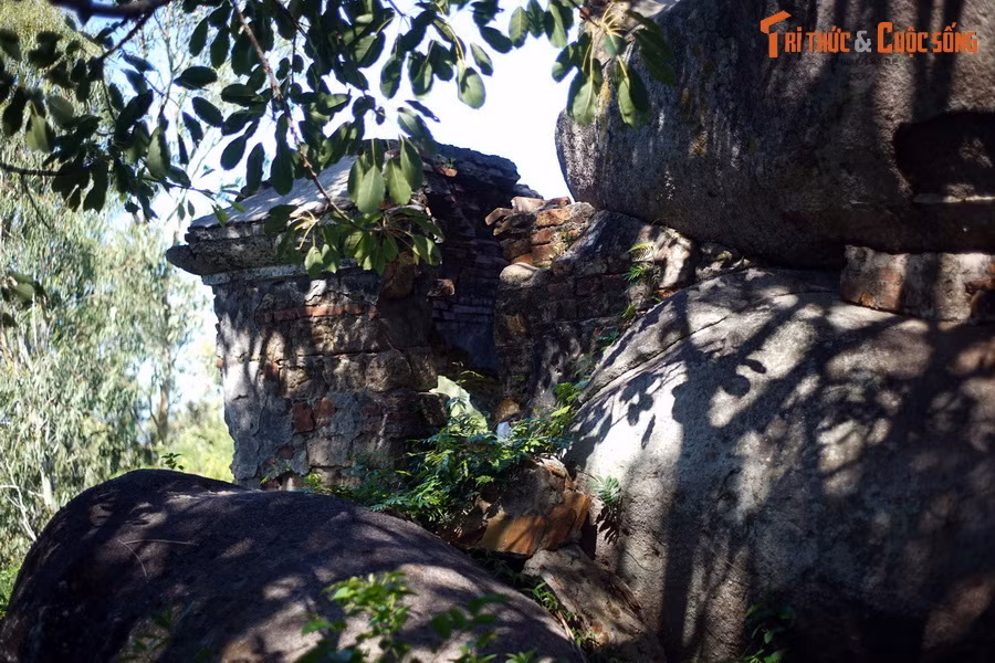 Thạch Sơn tự được xây dựng với quy mô bề thế, kiến trúc hài hòa, tọa lạc trên ngọn núi đá hướng ra biển khơi. Chùa được vua phong sắc tứ, nhanh chóng được biết đến như một đại thắng cảnh, du khách thập phương đến tham quan chiêm bái.