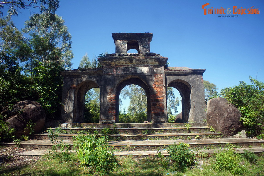 Ngày nay, những dấu tích của chùa Thạch Sơn vẫn trơ gan cùng tuế nguyệt trên núi Phú Thọ. Đó là cánh cổng tam quan uy nghi, sừng sững như một “cổng trời” trên đỉnh núi...