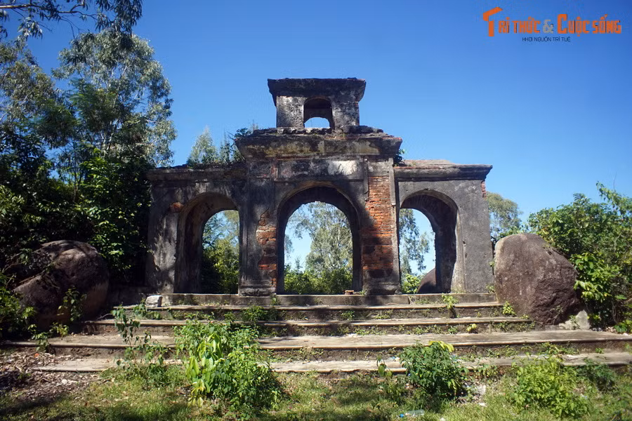 Ngày nay, những dấu tích của chùa Thạch Sơn vẫn trơ gan cùng tuế nguyệt trên núi Phú Thọ. Đó là cánh cổng tam quan uy nghi, sừng sững như một “cổng trời” trên đỉnh núi...