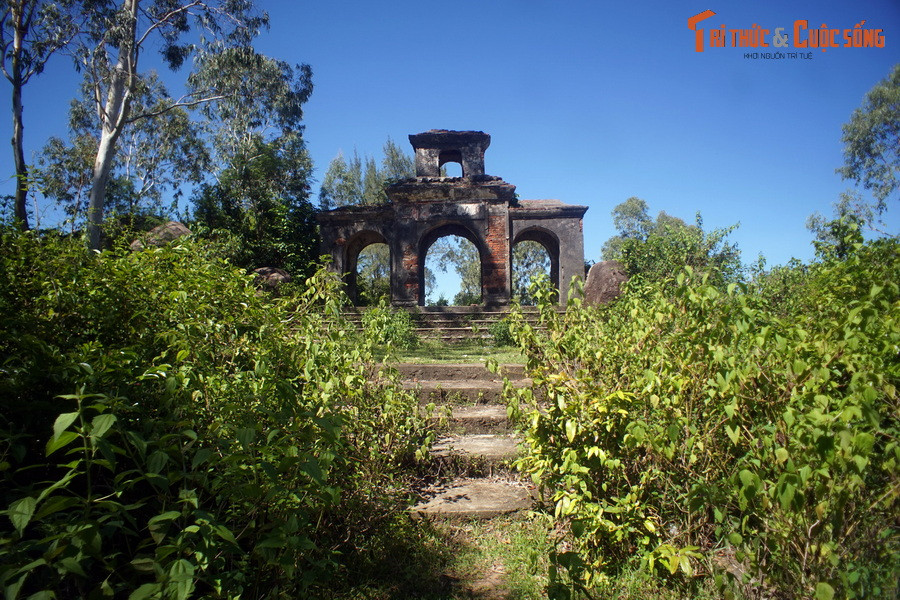 Ngôi chùa này có một lịch sử khá đặc biệt, phản ánh những thay đổi của mảnh đất Quảng Ngãi trong một giai đoạn lịch sử nhiều biến động.