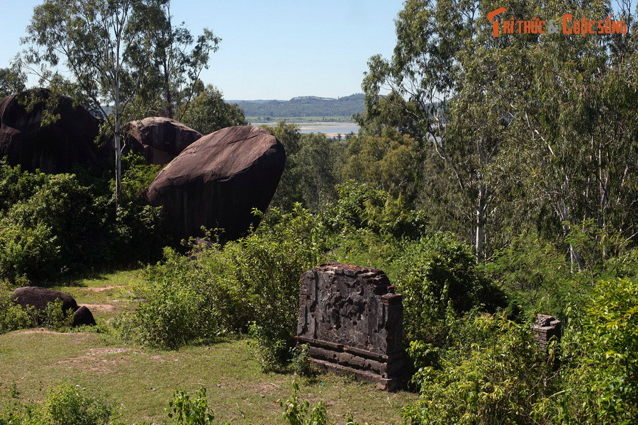 Từng là điểm hành hương của hàng vạn Phật tử, ngọn núi có cảnh quan tuyệt đẹp giờ đây hiếm khi có người ghé thăm...