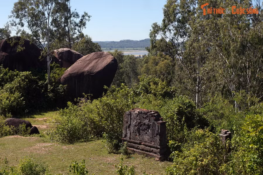 Từng là điểm hành hương của hàng vạn Phật tử, ngọn núi có cảnh quan tuyệt đẹp giờ đây hiếm khi có người ghé thăm...