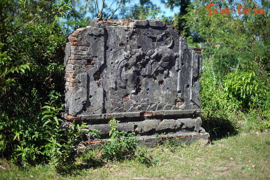 Bức bình phong trước chính điện không còn rõ hình hài, lỗ chỗ vết đạn – chứng tích của những trận chiến ác liệt trong thế kỷ 20.