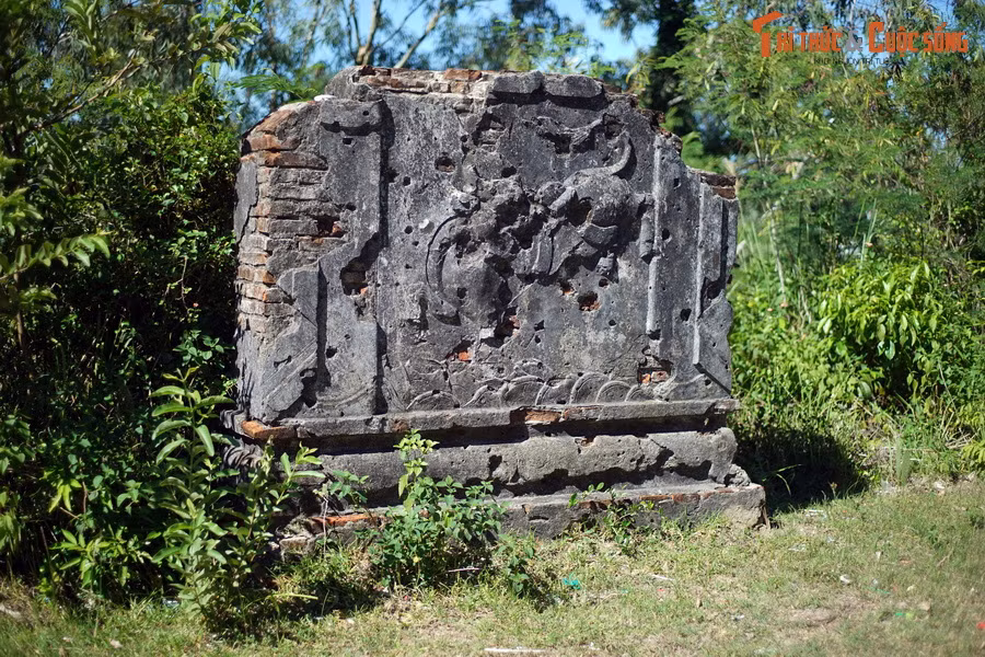 Bức bình phong trước chính điện không còn rõ hình hài, lỗ chỗ vết đạn – chứng tích của những trận chiến ác liệt trong thế kỷ 20.