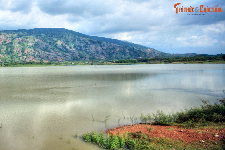 Nằm bên Quốc lộ 27, thuộc địa phận xã Yang Reh, huyện Krông Bông, tỉnh Đắk Lắk, hồ Yang Reh được ví như một "viên ngọc thô" trên bản đồ du lịch Tây Nguyên.