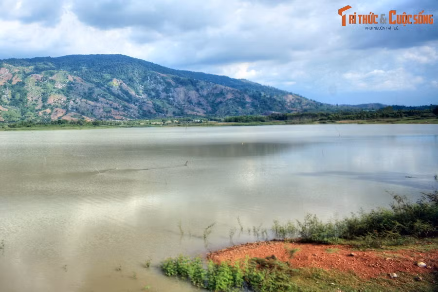 Nằm bên Quốc lộ 27, thuộc địa phận xã Yang Reh, huyện Krông Bông, tỉnh Đắk Lắk, hồ Yang Reh được ví như một "viên ngọc thô" trên bản đồ du lịch Tây Nguyên.