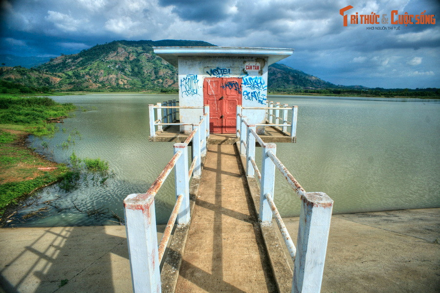 Đập chính của hồ dài trên 200 mét, có nhiều góc "sống ảo" hấp dẫn dành cho những người trẻ tuổi.