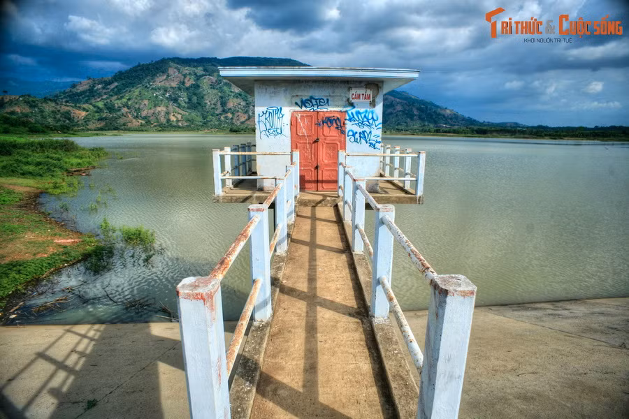 Đập chính của hồ dài trên 200 mét, có nhiều góc "sống ảo" hấp dẫn dành cho những người trẻ tuổi.