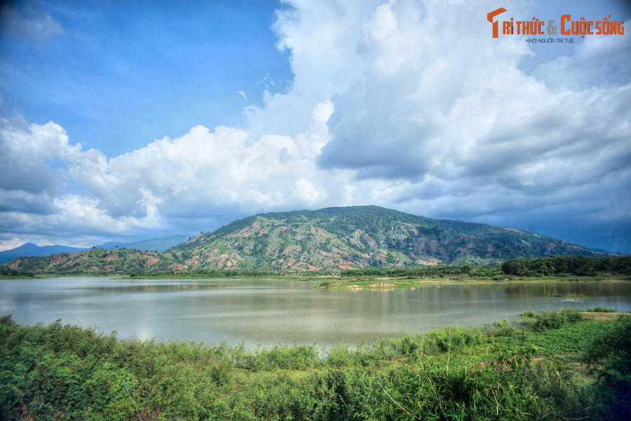 Với diện tích mặt nước khoảng 100 ha, hồ được bao bọc bởi nhiều đồi núi và ruộng vườn. Mặt nước hồ luôn trong xanh, có sóng gợn nhẹ nhờ gió đại ngàn.