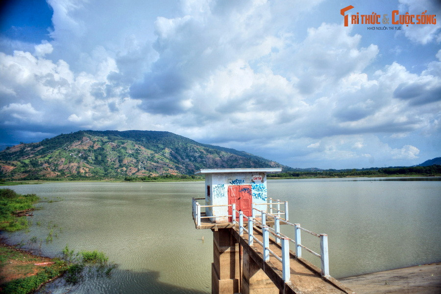 Có thể nói, cảnh quan hồ Yang Reh rất thơ mộng và nguyên sơ, với ít sự hiện diện của các dịch vụ du lịch mang tính chất thương mại.