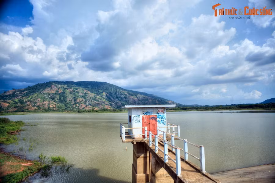 Có thể nói, cảnh quan hồ Yang Reh rất thơ mộng và nguyên sơ, với ít sự hiện diện của các dịch vụ du lịch mang tính chất thương mại.