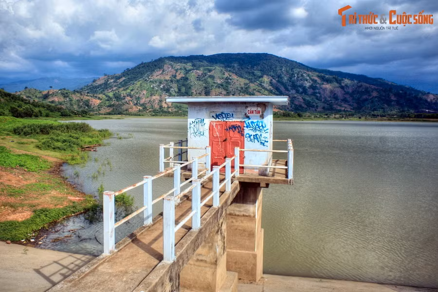 Hiện tại, hồ Yang Reh chưa được biết đến rộng rãi trong cộng đồng du lịch. Đa phần du khách chỉ biết đến hồ nước này một cách tình cờ khi đi trên Quốc lộ 27.