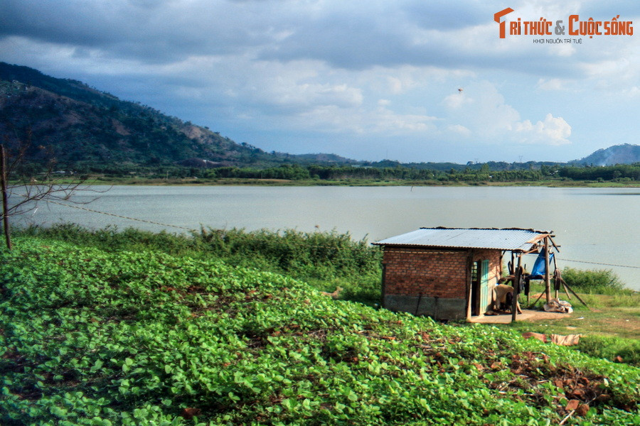 Gần hồ có nhiều điểm tham quan hấp dẫn như Đá Voi Mẹ (cách 1,5 km) và hồ Lăk (cách 10 km).