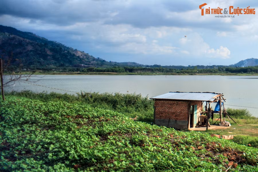 Gần hồ có nhiều điểm tham quan hấp dẫn như Đá Voi Mẹ (cách 1,5 km) và hồ Lăk (cách 10 km).