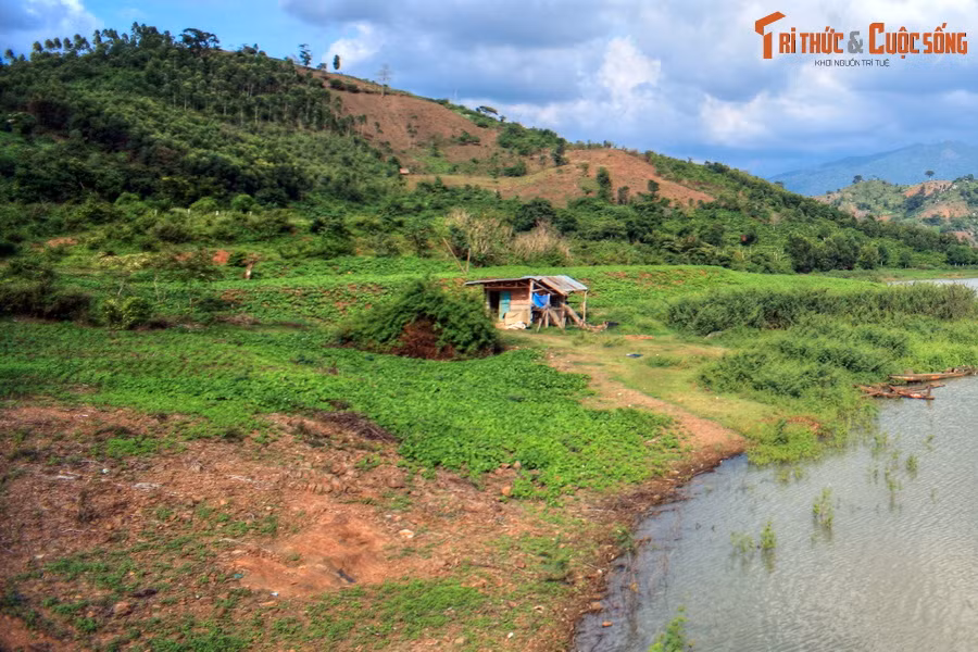 Ven hồ có nhiều bãi đất bằng phẳng, phù hợp với các hoạt động dã ngoại, cắm trại, khám phá thiên nhiên.