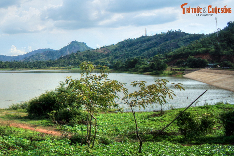 Đây là hồ nước nhân tạo hình thành nhờ một con đập cao 17 mét, có vai trò cung cấp nước tưới tiêu cho các ruộng lúa, vườn trồng cây công nghiệp tại địa phương và vùng lân cận.