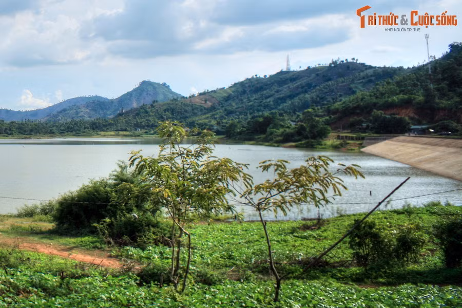 Đây là hồ nước nhân tạo hình thành nhờ một con đập cao 17 mét, có vai trò cung cấp nước tưới tiêu cho các ruộng lúa, vườn trồng cây công nghiệp tại địa phương và vùng lân cận.