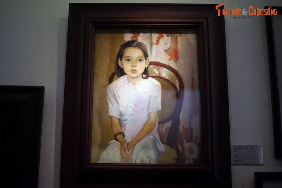  9. Tranh “Em Thúy” (Bảo tàng Mỹ thuật Việt Nam). Người thực hiện tác phẩm này là họa sĩ Trần Văn Cẩn, một tên tuổi vĩ đại của nền mỹ thuật Việt Nam. Bức tranh vẽ năm 1943, tái hiện chân dung em Minh Thúy, một bé gái 8 tuổi sống trong gia đình người họ hàng của họa sĩ tại phố Hàng Cót, khu phố cổ Hà Nội.
