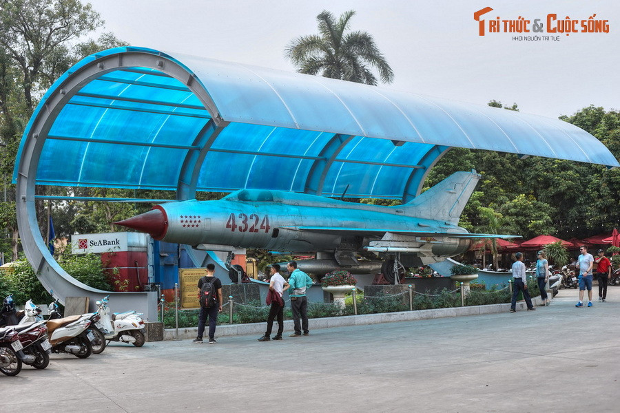  10. Máy bay MiG-21 mang số hiệu 4324 (Bảo tàng Lịch sử quân sự Việt Nam). Lập kỷ lục bắn rơi 14 bay các loại của không quân Mỹ, chiếc máy bay chiến đấu huyền thoại này đã góp công to lớn trong công cuộc bảo vệ vùng trời Thủ đô Hà Nội và miền Bắc trong giai đoạn kháng chiến chống Mỹ.