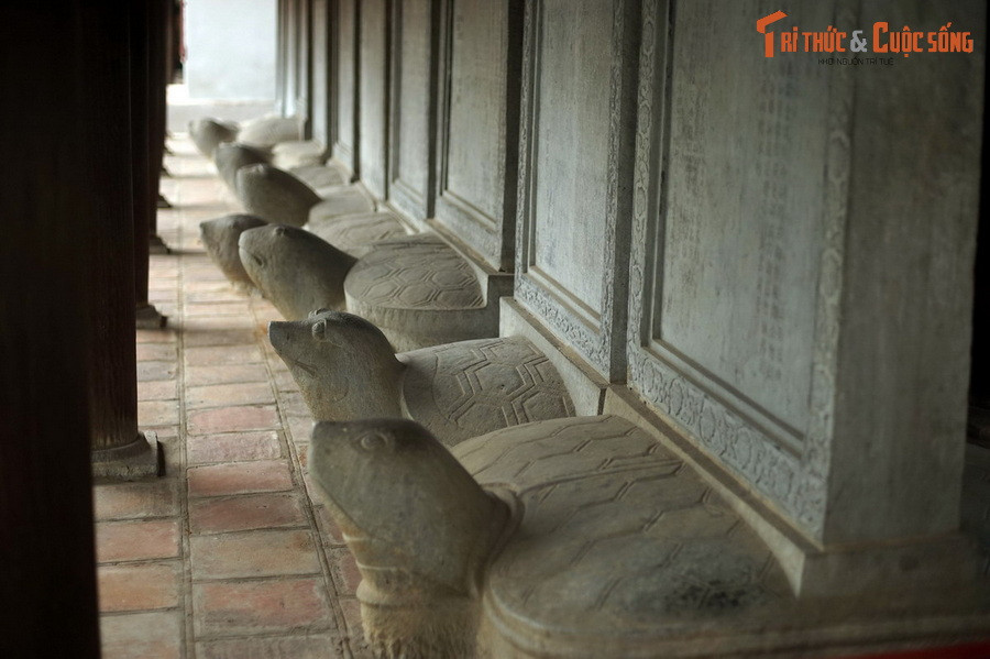  3. Bia Tiến sĩ Văn Miếu – Quốc Tử Giám (Khu di tích Văn Miếu – Quốc Tử Giám). Gồm 82 tấm bia, khắc tên 1.307 lượt Tiến sĩ thi đỗ trong 82 kỳ thi tuyển tiến sĩ triều Lê và Mạc, bia Tiến sĩ Văn Miếu – Quốc Tử Giám vật chứng cho thời hoàng kim của nền khoa cử ở kinh thành Thăng long xưa. 