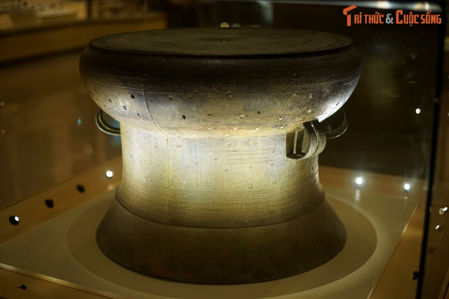  1. Trống đồng Hoàng Hạ (Bảo tàng Lịch sử Quốc gia). Chỉ đứng sau trống đồng Ngọc Lũ về độ tinh xảo, trống đồng Hoàng Hạ được phát hiện tại thôn Hoàng Hạ, huyện Phú Xuyên, tỉnh Hà Đông (nay thuộc Hà Nội) năm 1937. Đây là hiện vật tiêu biểu nhất của nền văn hóa Đông Sơn được tìm thấy ở địa phận Hà Nội.