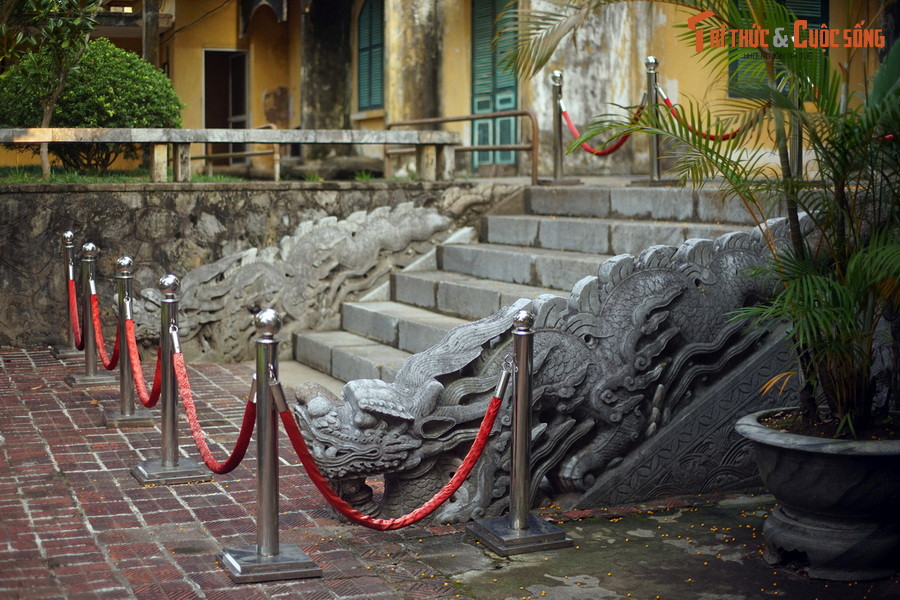  5. Bộ thành bậc điện Kính Thiên - thế kỷ 17 (Khu di tích Hoàng Thành Thăng Long). Nằm phía sau điện Kính Thiên, hiện vật này có niên đại muộn và quy mô nhỏ hơn so với bộ thành bậc ở phía trước. Đây là một tác phẩm tiêu biểu cho nền nghệ thuật ở kinh thành Thăng Long thời Lê Trung Hưng.