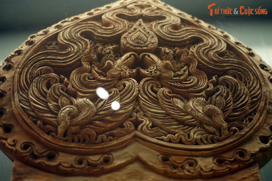  2. Lá đề chim phượng Hoàng thành Thăng Long (Khu di tích Hoàng Thành Thăng Long). Hiện vật nguyên gốc, độc bản này từng được dùng để trang trí tại chính giữa mái cung điện hoàng thành Thăng Long thời Lý, có giá trị quan trọng trong nghiên cứu nghệ thuật ở kinh thành Thăng Long những thế kỷ đầu tiên sau khi được thành lập