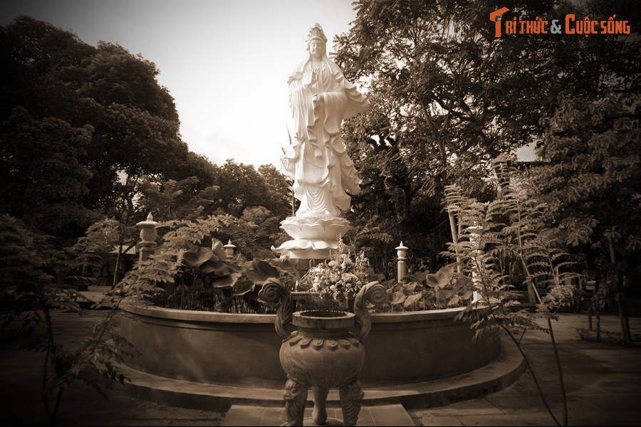 Quả đúng như vậy, khi đào giếng, mọi người gặp phải một tảng lớn và rất khó đào lên. Lúc bấy giờ có một vị sư trẻ đến giúp họ. Kể từ khi nhà sư này xuất hiện, mọi việc trở nên nhẹ nhàng lạ thường, chẳng mấy chốc tảng đá đã được di dời.