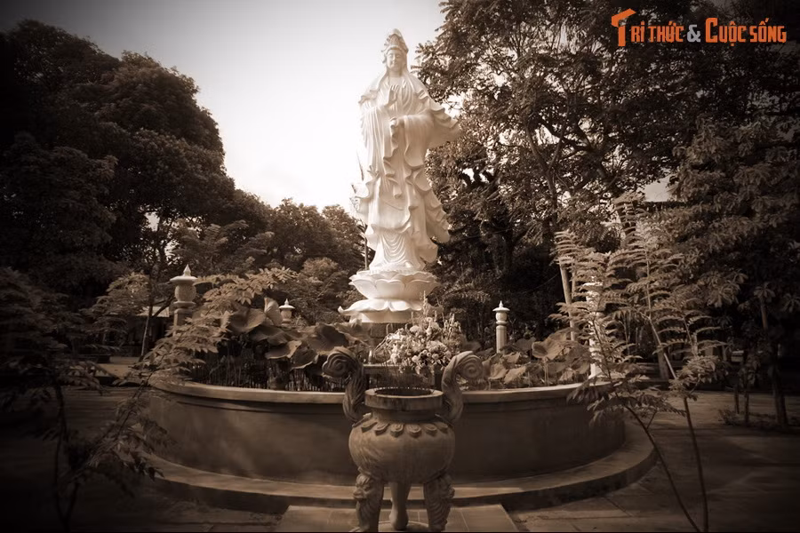 Quả đúng như vậy, khi đào giếng, mọi người gặp phải một tảng lớn và rất khó đào lên. Lúc bấy giờ có một vị sư trẻ đến giúp họ. Kể từ khi nhà sư này xuất hiện, mọi việc trở nên nhẹ nhàng lạ thường, chẳng mấy chốc tảng đá đã được di dời.