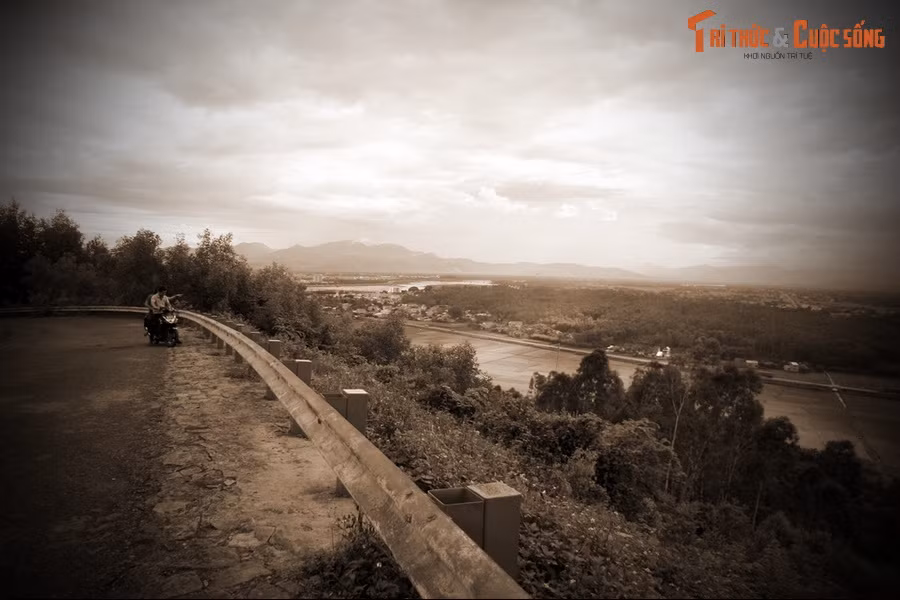  Giai thoại đầu tiên liên quan đến sự khởi lập ngôi chùa. Theo lời kể, thuở ban đầu, núi Thiên Ấn có nhiều loại thú dữ, rắn độc nên người dân chỉ dám nhặt củi dưới núi. Nhưng có một ngày, một nhóm dân cư địa phương đã phát hiện con đường mòn lên núi.