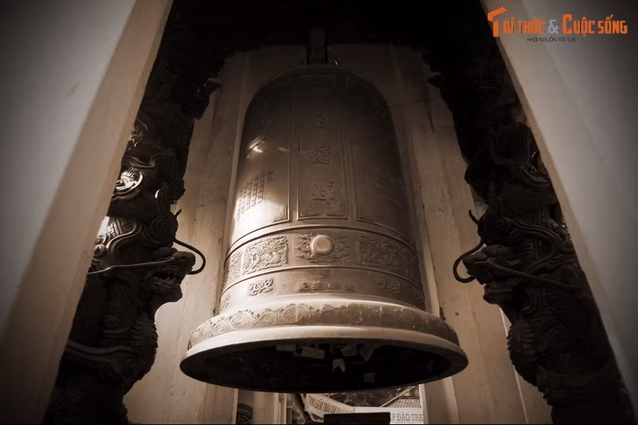 Giai thoại thứ ba là về quả “chuông thần”. Giai thoại gắn với một quả chuông được treo trong điện thờ của chùa Thiên Ấn. Quả chuông này rất lớn, mỗi lần gõ, tiếng chuông sẽ vang vọng khắp vùng.