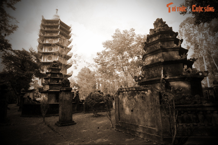 Khi mạch nước được lộ diện, dòng nước phun lên mạnh mẽ, vị sư trụ trì cao tuổi đã thỏa sức uống và vục mặt vào dòng nước. Đến khi bình tâm lại thì ông đã chẳng còn thấy vị sư trẻ đó đâu nữa. Người đời tin rằng nhà sư trẻ chính là một vị Phật hiện thân và gọi giếng là “giếng Phật”.