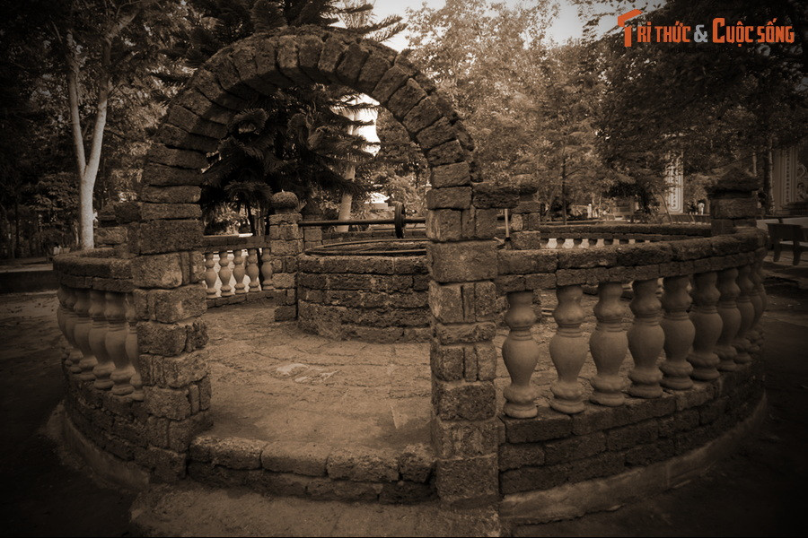 Giai thoại thứ hai kể về cái “giếng Phật” trong sân chùa. Theo đó, vào một năm nọ, số lượng Phật tử đến chùa ngày càng tăng nên vị sư trụ trì mới nghĩ cách đào một cái giếng để đáp ứng được sinh hoạt hàng ngày của chùa.