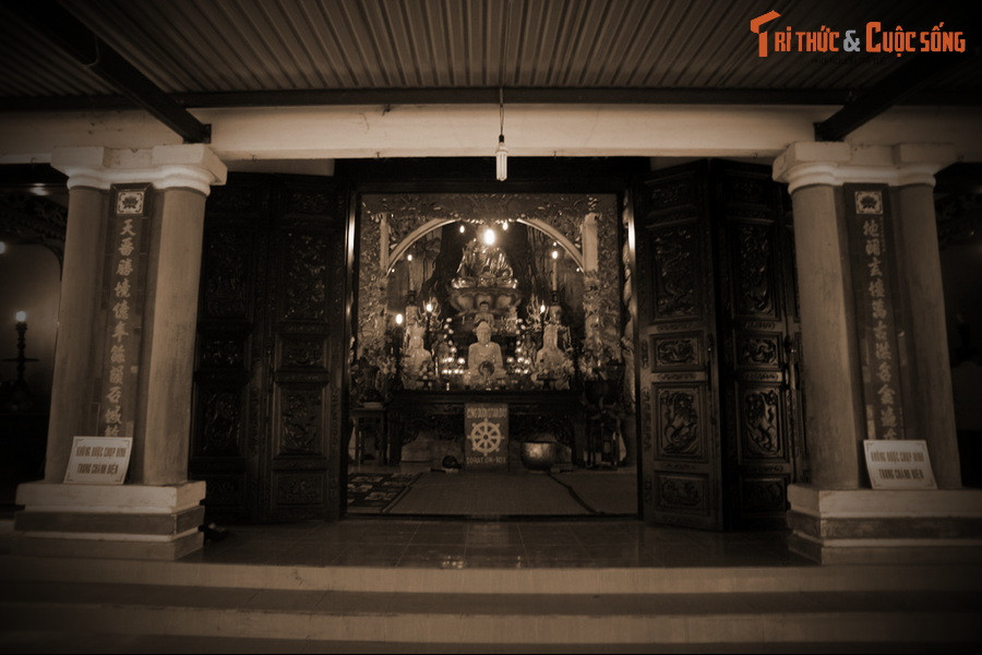 Quả chuông được đúc tại làng Chí Thượng, nay là xã Đức Hiệp, huyện Mộ Đức. Tương truyền rằng, khi quả chuông được hoàn thành thì đánh mãi không kêu.