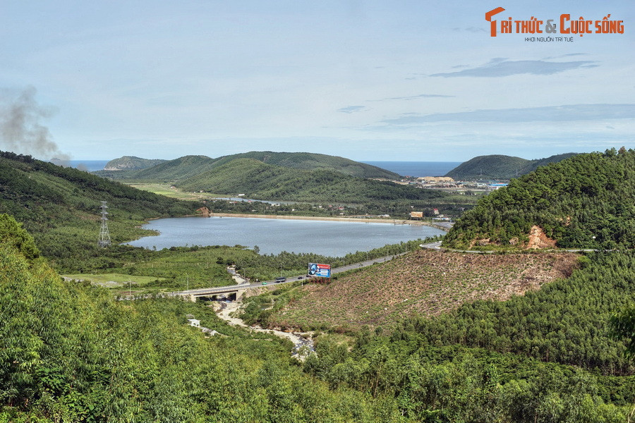 Hồ Đồng Lợi ở xã Quảng Đông, huyện Quảng Trạch, nhìn từ đèo Ngang.