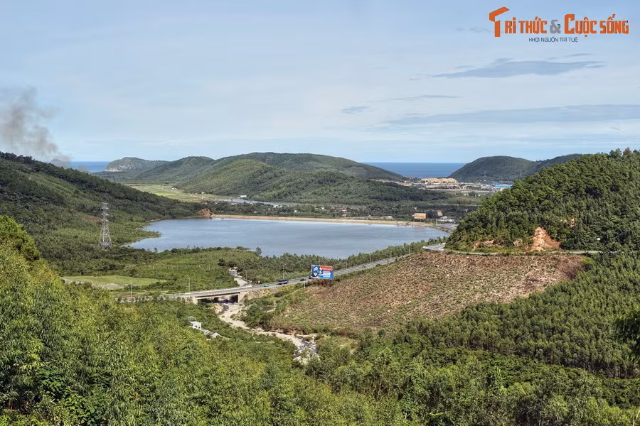 Hồ Đồng Lợi ở xã Quảng Đông, huyện Quảng Trạch, nhìn từ đèo Ngang.