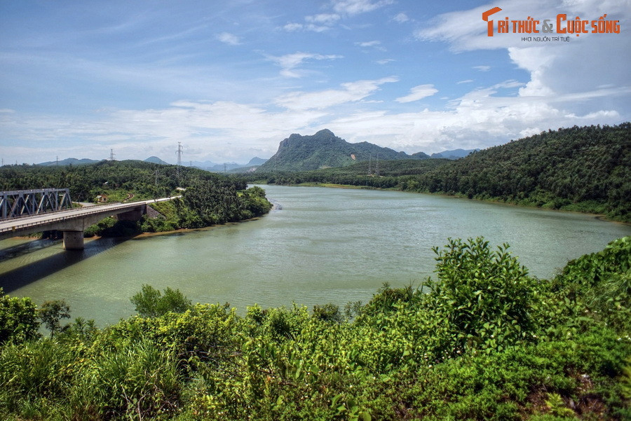 Sông Long Đại nhìn từ Đền tưởng niệm liệt sỹ Trường Sơn bên bến phà Long Đại, huyện Quảng Ninh.