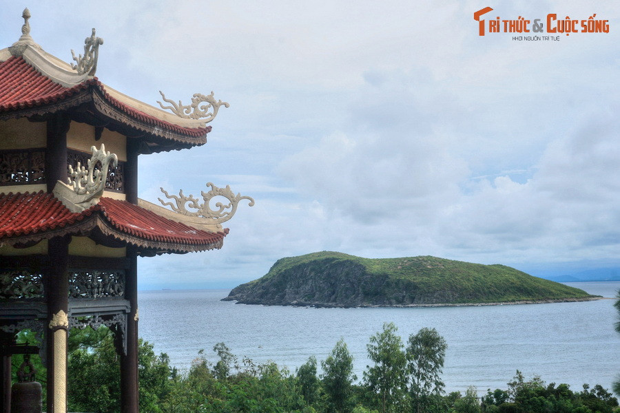 Khung cảnh thanh bình ở Vũng Chùa - Đảo Yến, huyện Quảng Trạch, nơi an nghỉ của Đại tướng Võ Nguyên Giáp.