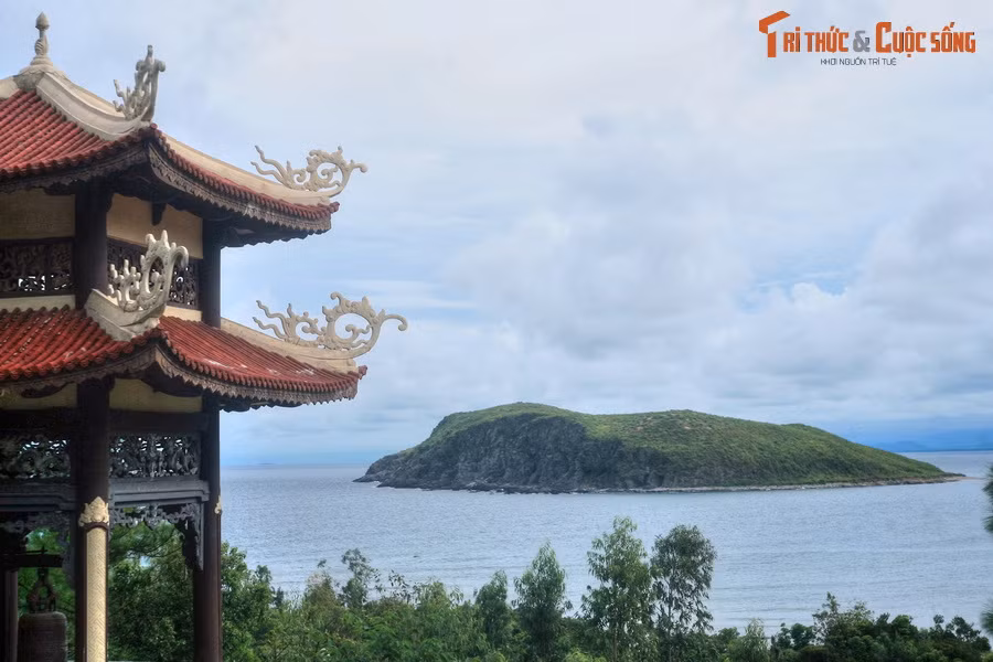 Khung cảnh thanh bình ở Vũng Chùa - Đảo Yến, huyện Quảng Trạch, nơi an nghỉ của Đại tướng Võ Nguyên Giáp.