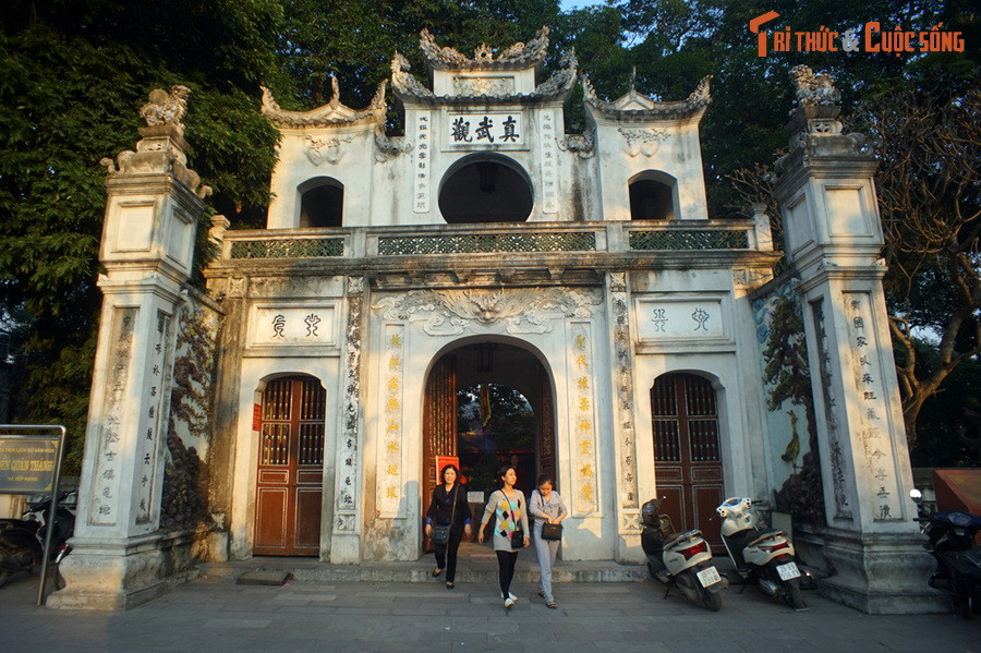 1. Nằm trên đường Thanh Niên, đền Quán Thánh chính là quán Trấn Vũ trong Thăng Long tứ quán - 4 quán thờ đạo Lão nổi tiếng nhất thành Thăng Long xưa. Theo các tư liệu cổ, đền có từ đời Lý Thái Tổ (1010-1028). Đây là ngôi đền có quy mô to lớn và đẹp bậc nhất của Hà Nội.