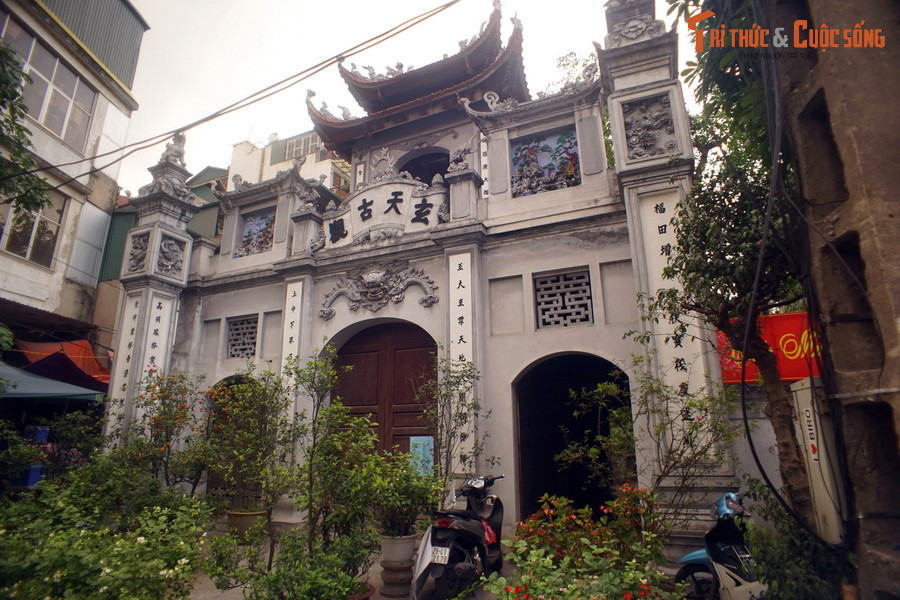 2. Chùa Huyền Thiên (số 54 phố Hàng Khoai) là quán Huyền Thiên trong Thăng Long tứ quán xưa. Theo các sử liệu, quán Huyền Thiên được lập từ thời Lý và sớm nổi tiếng như một trung tâm tu học đạo Lão, trong thời hoàng kim của tôn giáo này ở Việt Nam.