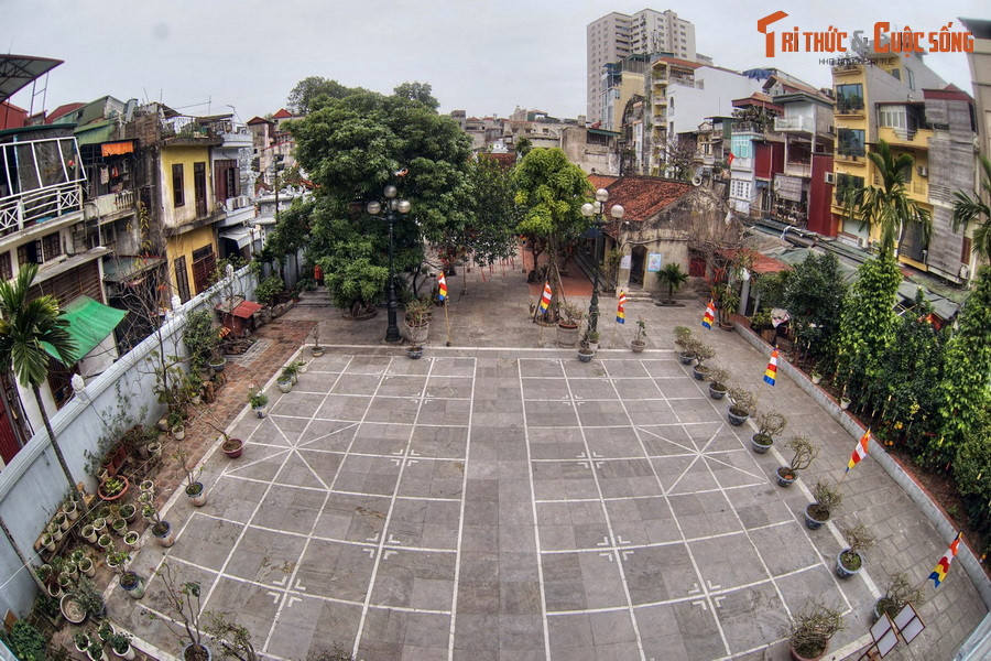 Giữa sân chùa Vua có sự hiện diện của một bàn cờ tướng khổng lồ, là nơi diễn ra các cuộc đấu cờ người, hoạt động truyền thống thường niên ở chùa Vua. Đây cũng là công trình mang ý nghĩa tôn vinh vua cờ Đế Thích.