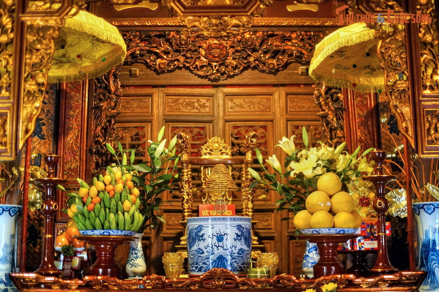 Đế Thích (Indra) vốn là một vị thần Hindu giáo, khi du nhập vào đạo Lão thì trở thành Ngọc Hoàng Thượng đế, hay "ông Trời" trong quan niệm bình dân. Ở chùa Vua, vị thần này được thờ ở điện Thiên Đế, một công trình có bái đường rộng 5 gian kết nối với thượng điện thu hẹp vào ở phía sau. 